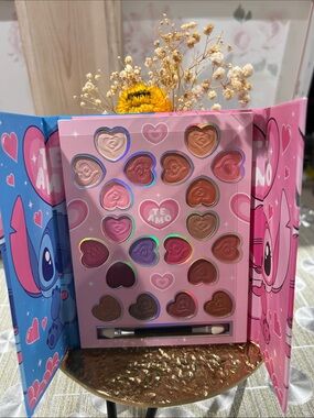 Heart-Shaped Eyeshadow Palette with Protective Sleeve by Te Amo.